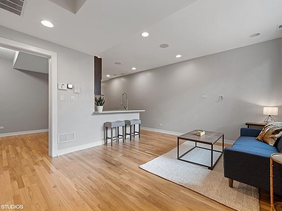 3rd image of 2423 W Augusta Blvd #A