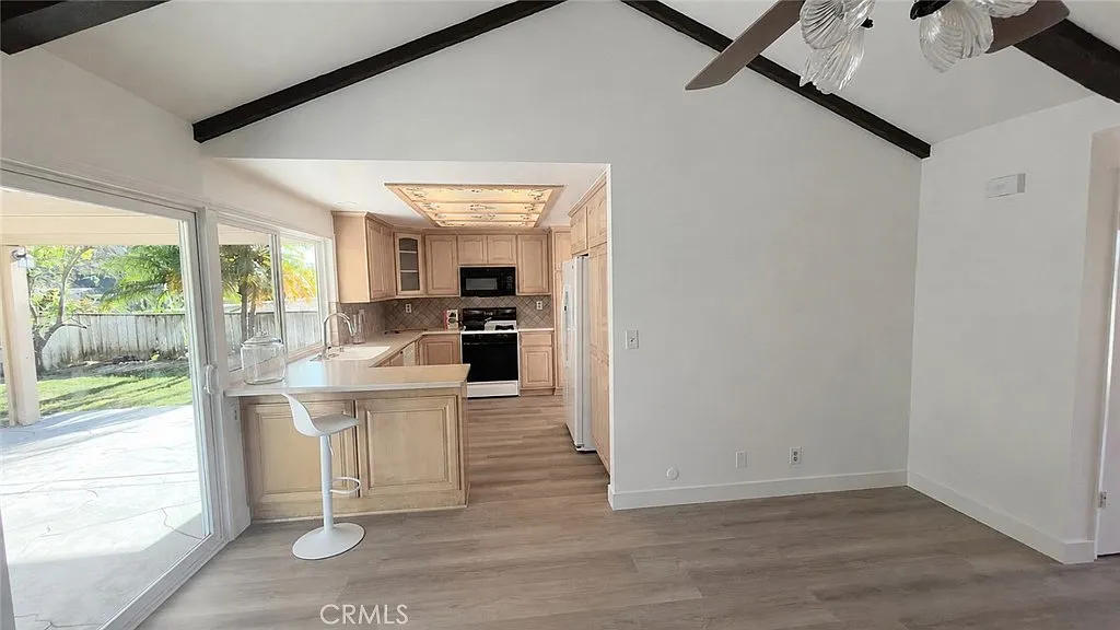 3 bed, 1633 sqft, $5,450 — Photo 3