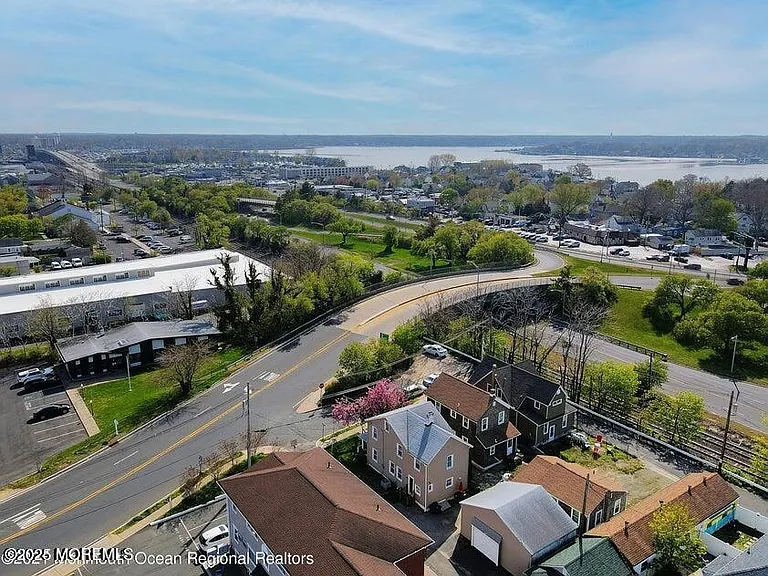 612 Sylvania Ave — Photo 6