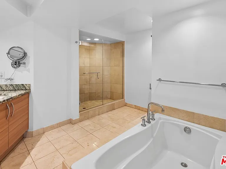 13650 Marina Pointe Dr #306 — Photo 20