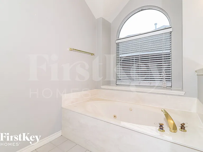2210 Stillwater Dr — Photo 9