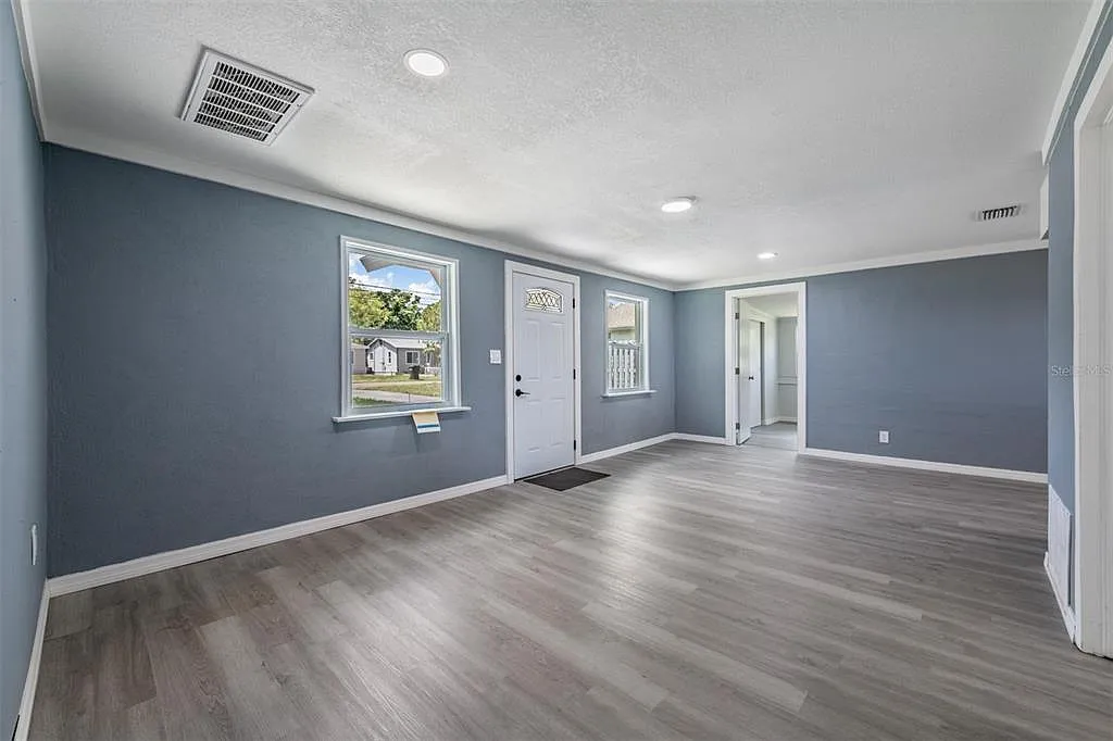 3 bed, 1.0 bath, 902 sqft, $2,300 — Photo 2