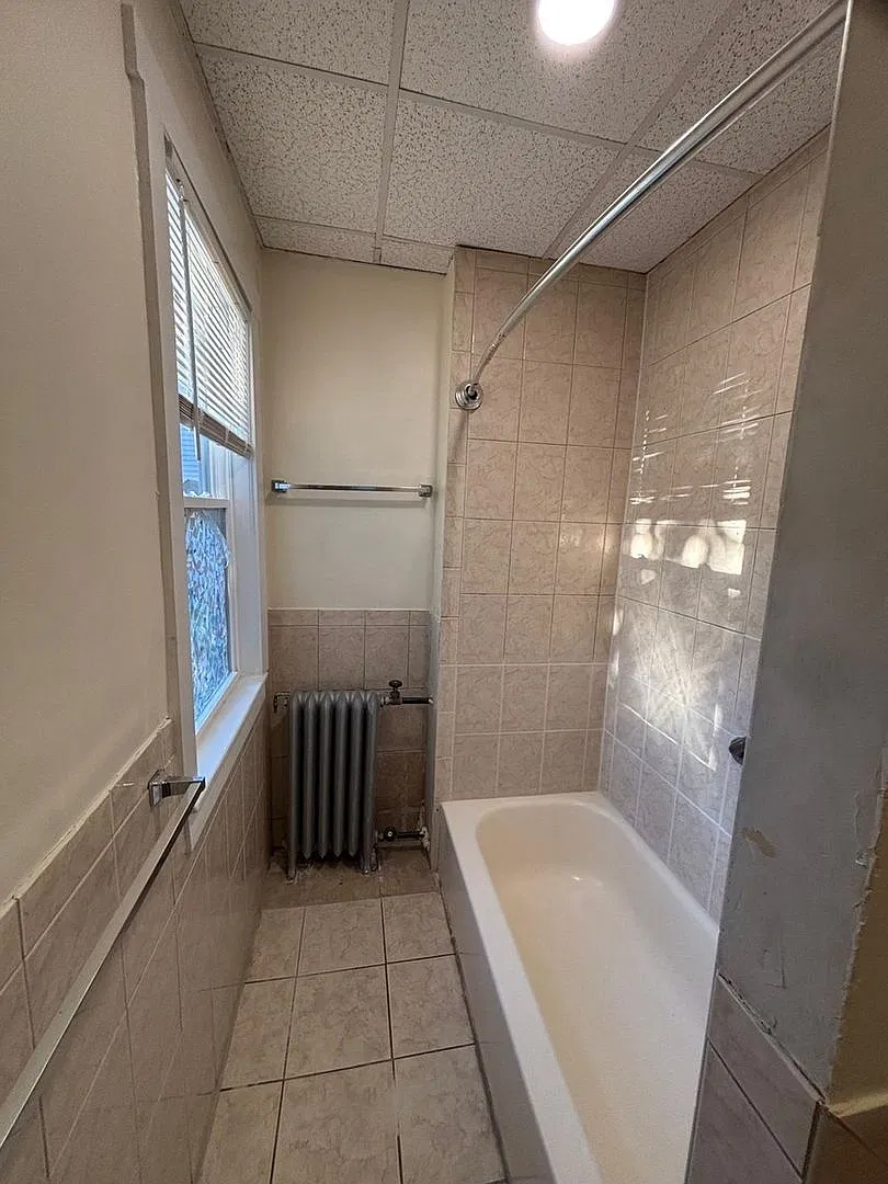 Charming 3BR Duplex in Malden — Photo 4