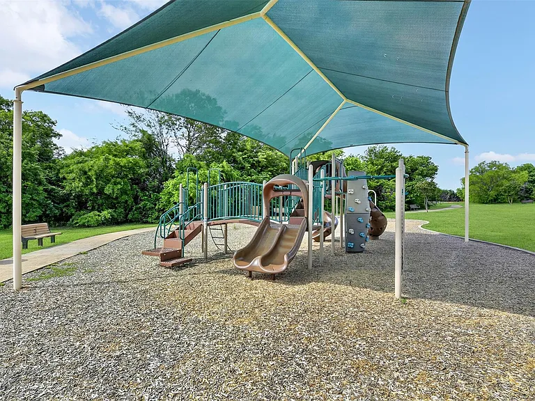 2153 Colby Ln — Photo 2