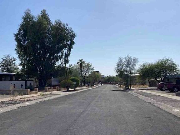 Exterior Neighborhood (street photo)