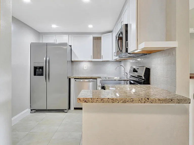 450 NW 20th St #2020 — Photo 6