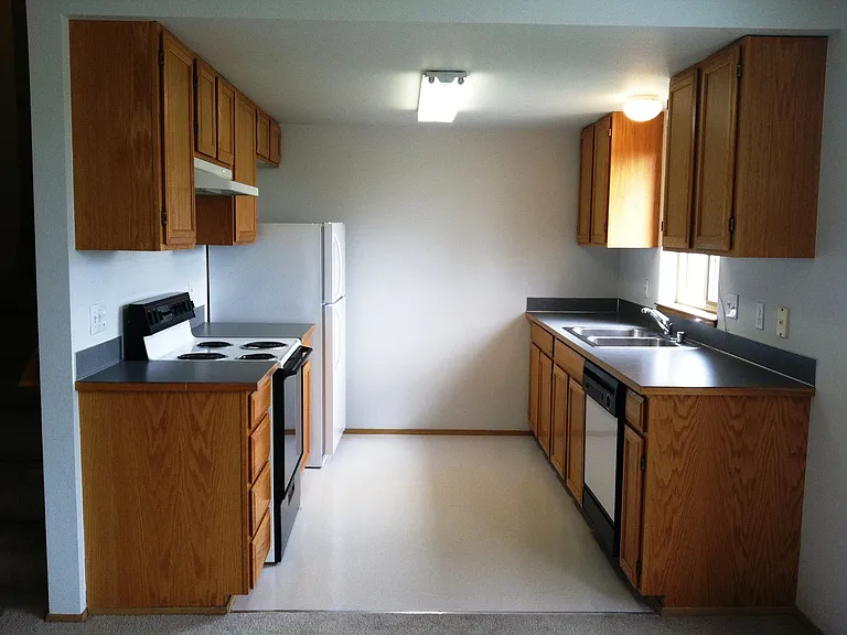 Big Rock Apartments (480 S Oak Harbor St.) — Photo 10
