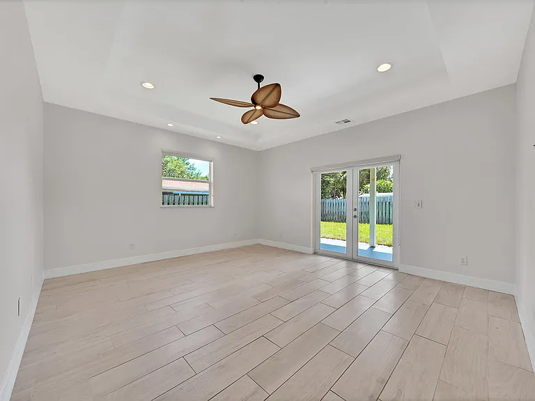 2388 E Edgewater Dr — Photo 13