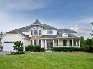8 Winmar Ln, Sayville, NY 11782