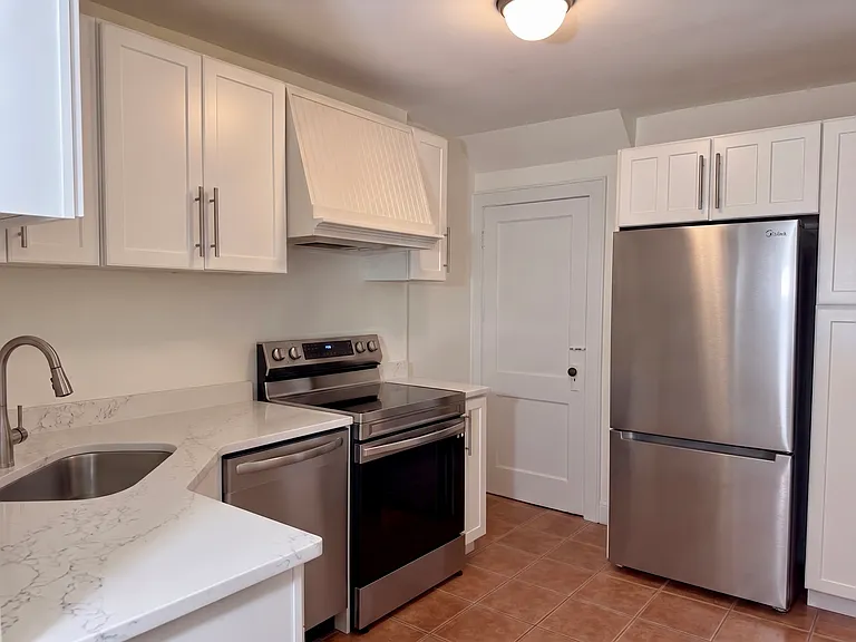 15 Washington Cir — Photo 2