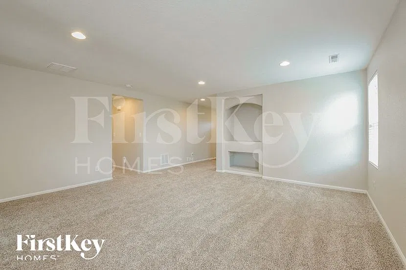 3 bed, 2.0 bath, 1425 sqft, $2,860 — Photo 3