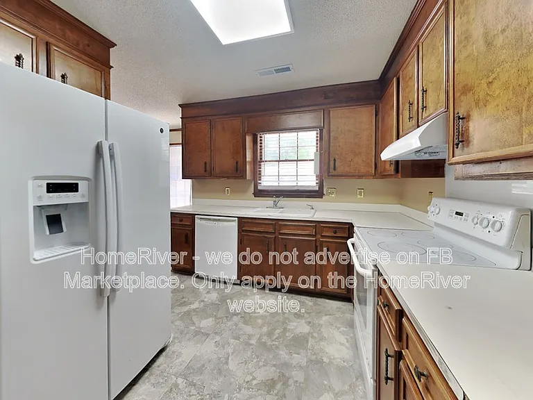 889 Twin Lakes Dr — Photo 7