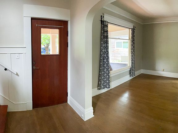 Entry way -- has a bench to tie your shoes on!