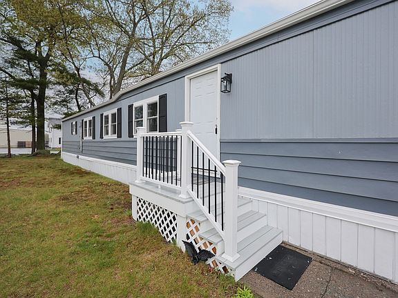 3rd image of 5 Debby Ln