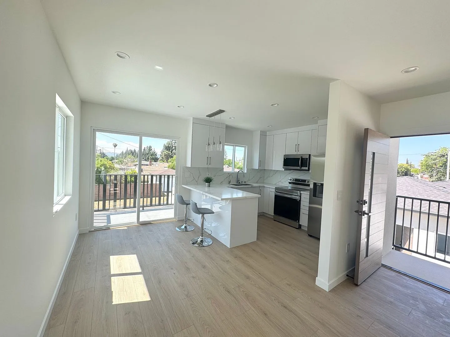 Spacious 1000 Sq. Ft. Second-Floor Back ADU in a 2-Story Duplex Burbank — Photo 3