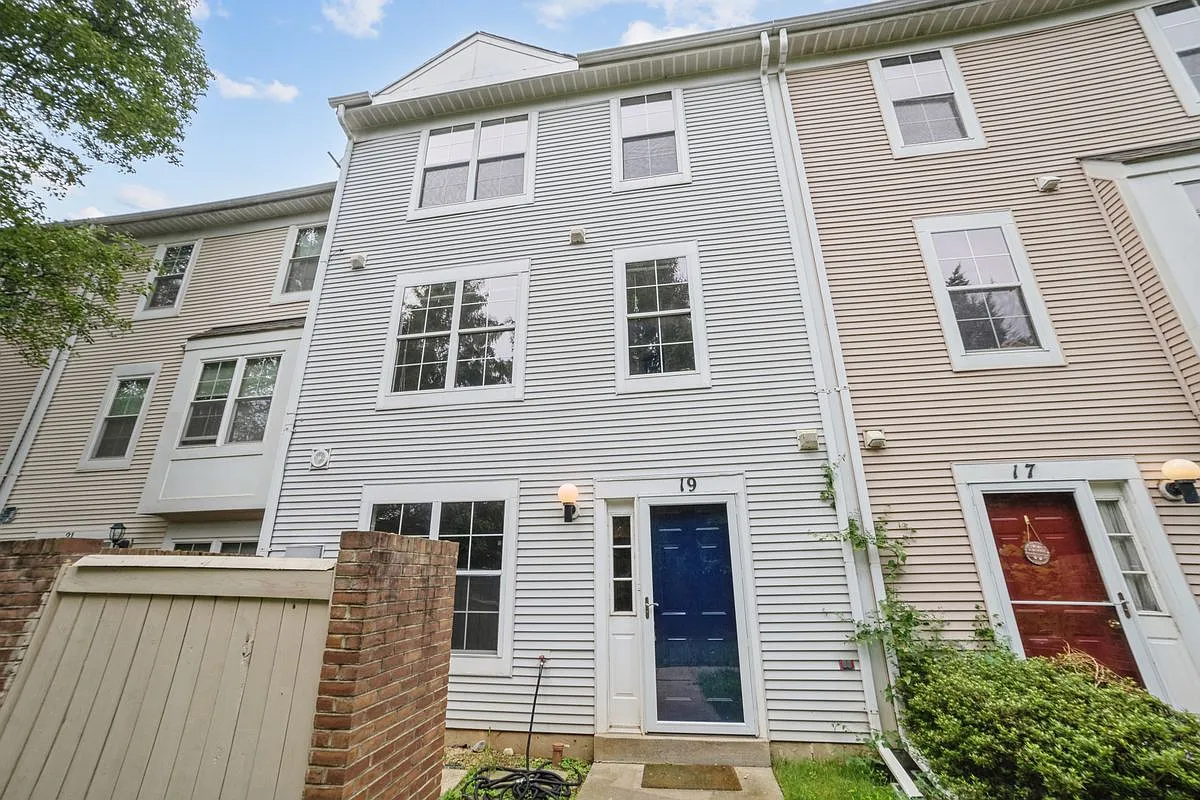 3 bed, 2.5 bath, 1440 sqft, $2,500 — Photo 1