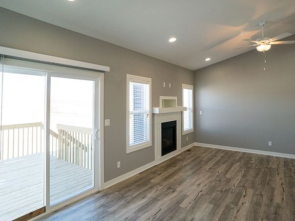 3rd image of 695 SE Tallgrass Ln
