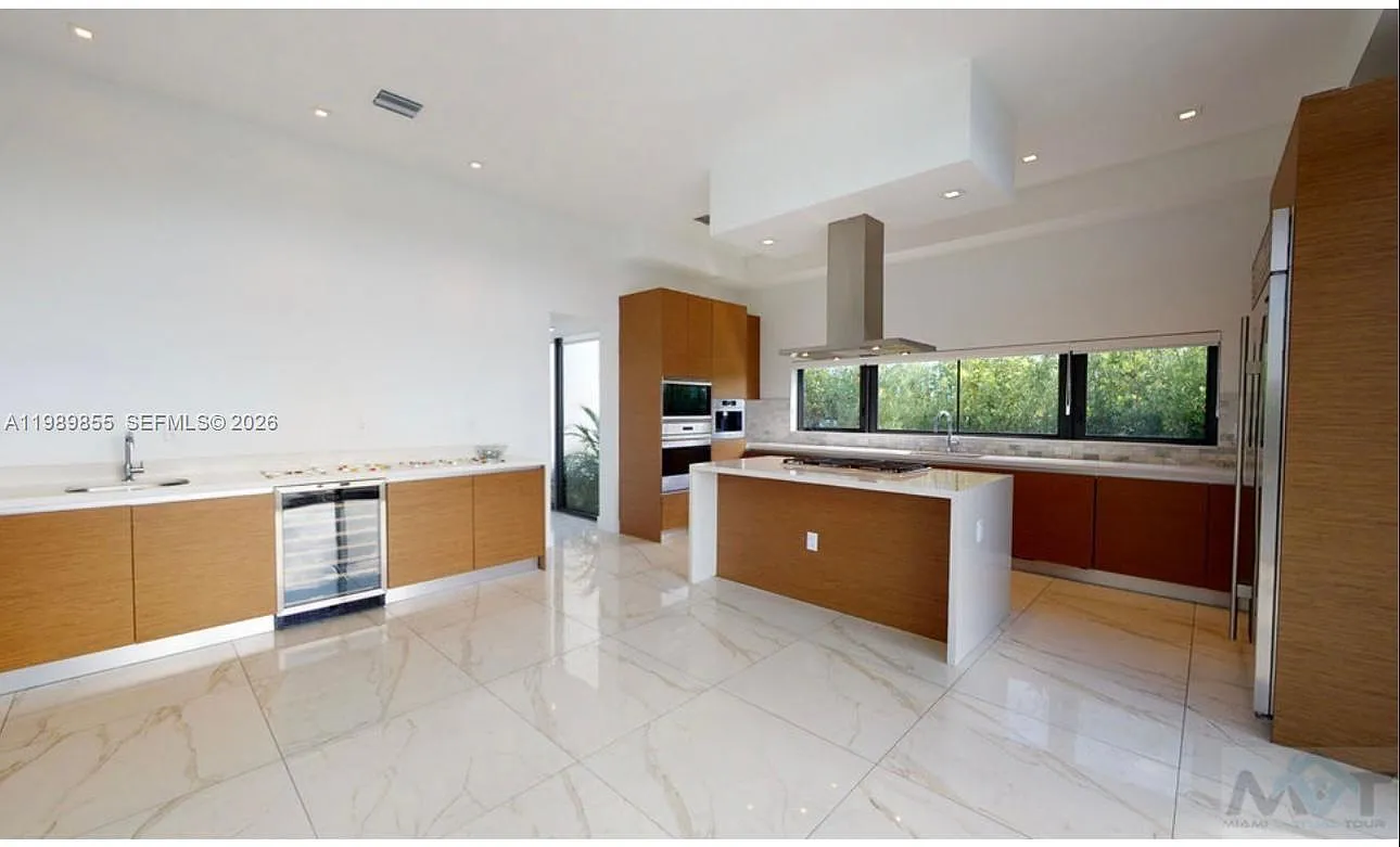 Weston Estates — Photo 4