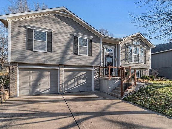 3rd image of 213 NE Chateau Dr
