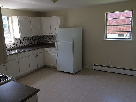 Renovated eat-in kitchen- 1st Fl