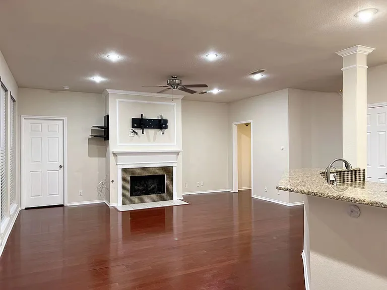 1321 Holmes Ln — Photo 3