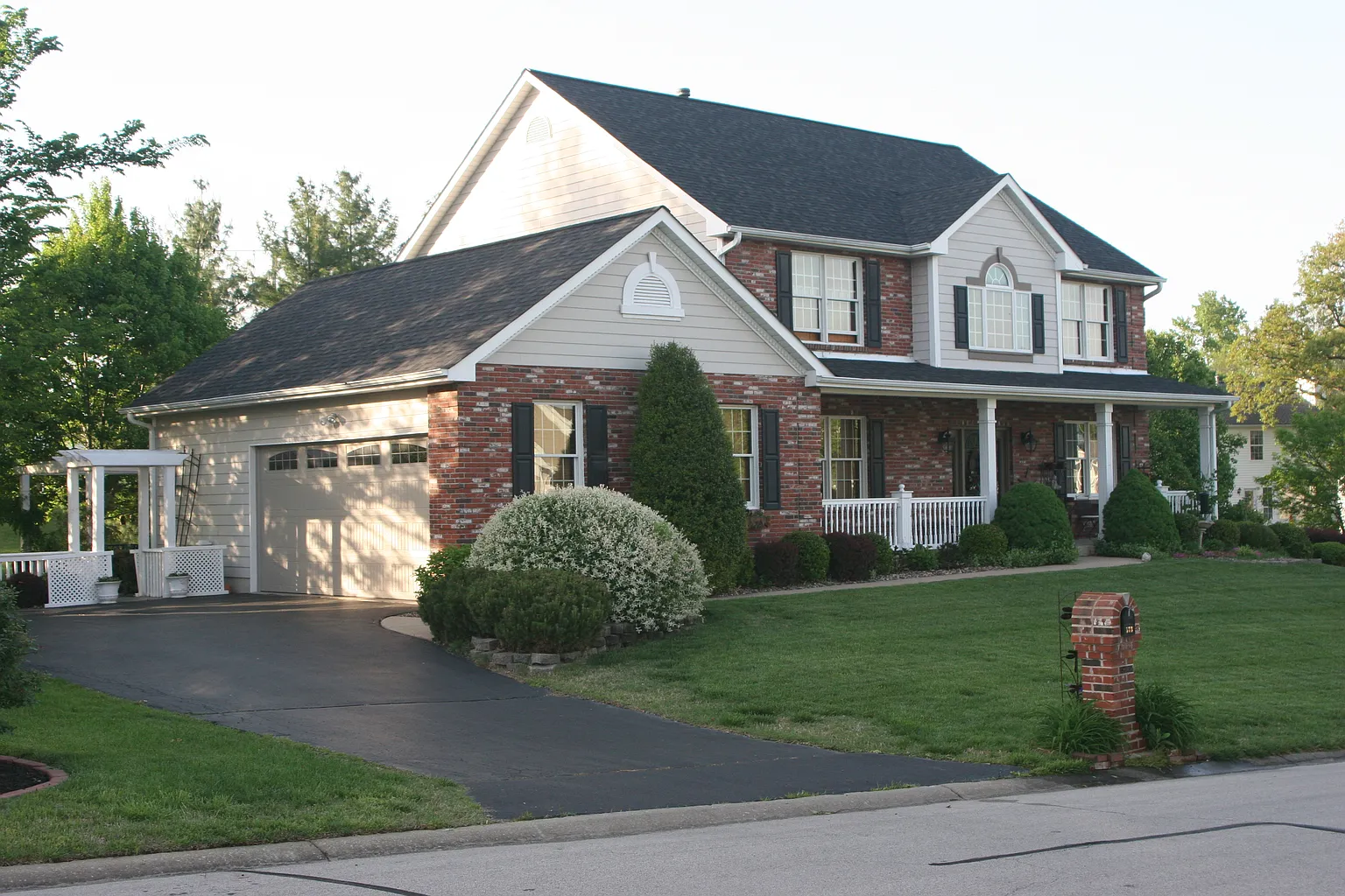 573 Malinmor Dr photo 1