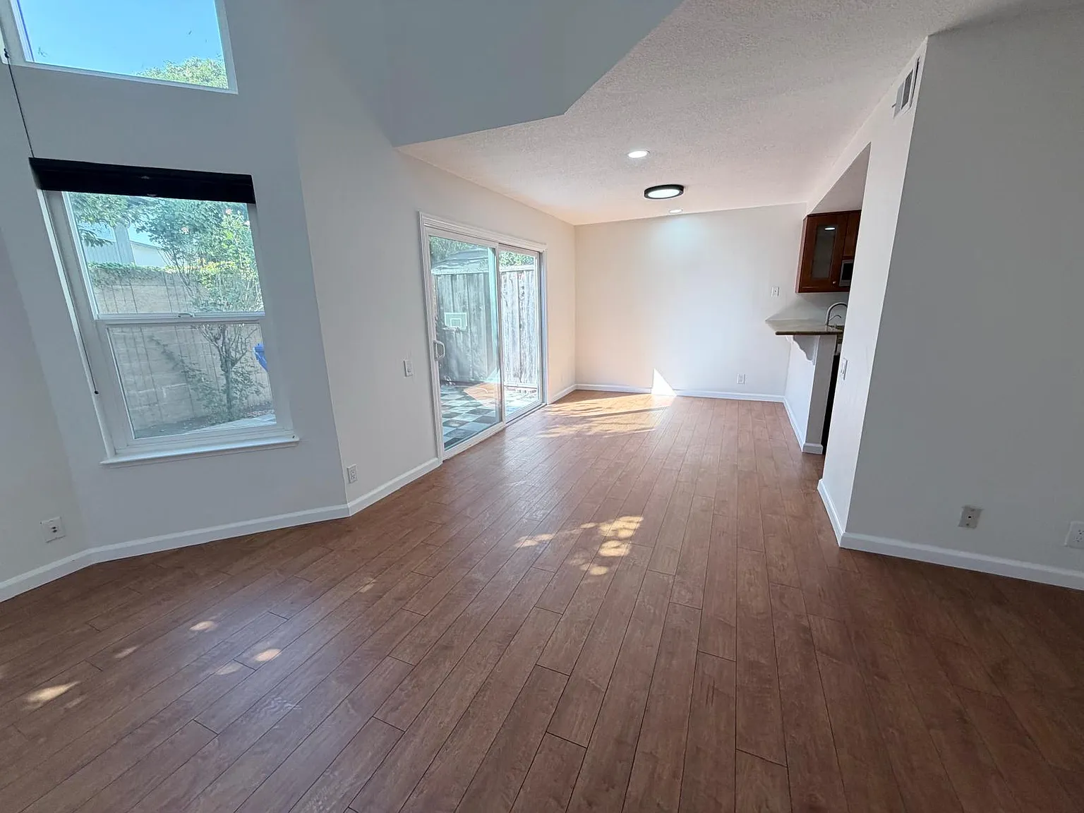 3 bed, 2.5 bath, 1582 sqft, $4,000 — Photo 2