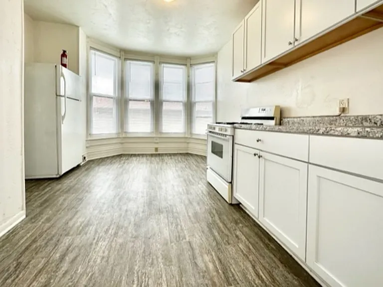 208 S Webster Ave — Photo 1