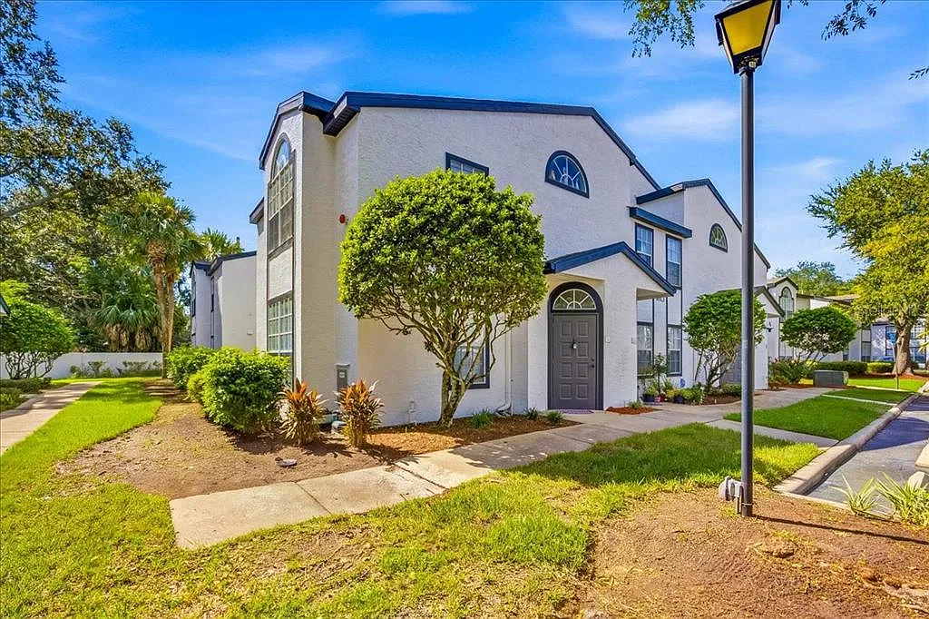 1613 Columbia Arms Cir — Photo 2