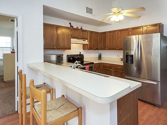 Kitchen with breakfast bar