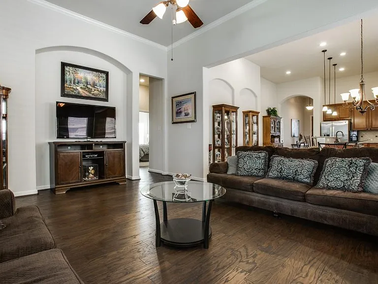 181 Hampton Dr — Photo 3