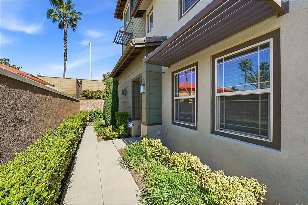 3 bed, 1597 sqft, $3,300 — Photo 1