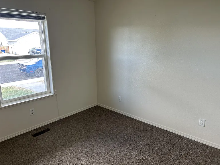 954 Woodhaven Dr — Photo 3
