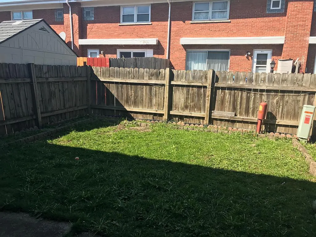 3 bed, 1.5 bath, 1123 sqft, $2,200 — Photo 2