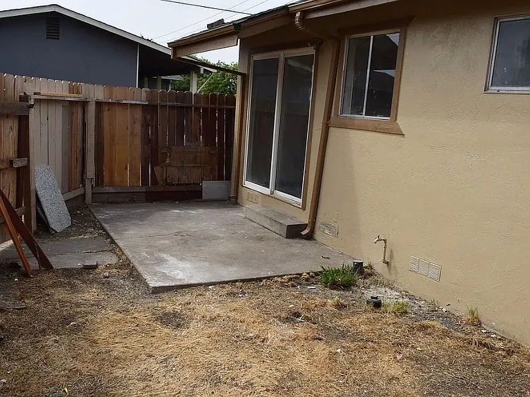 4142 Crown St — Photo 9