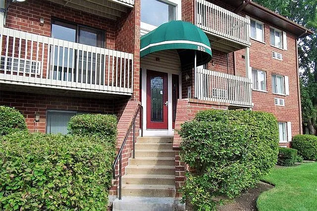 880 N Lakeside Dr APT 2A photo 1