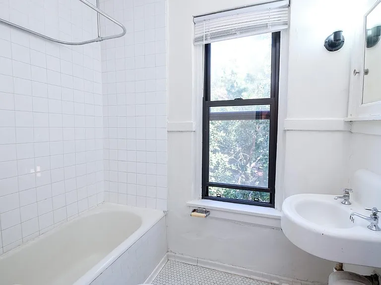 Yale Apartments — Photo 11