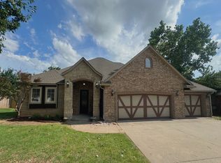2540 SE 13th St, Moore, OK 73160