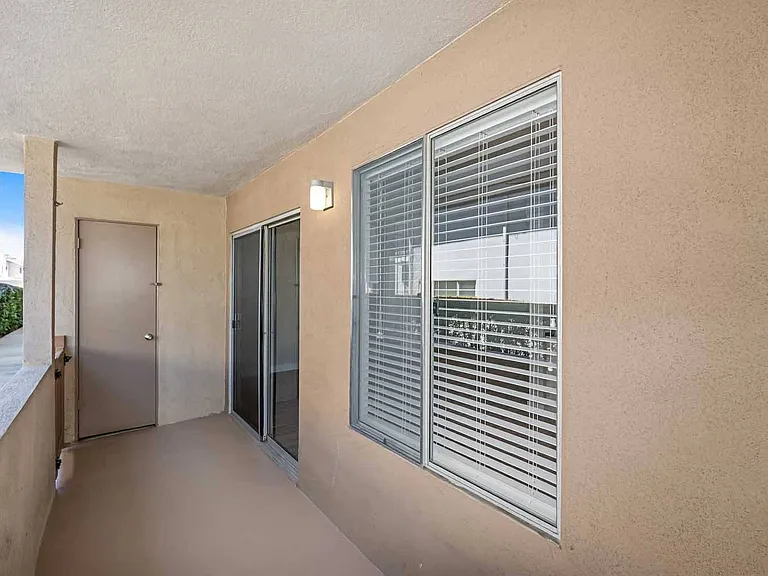Los Robles Apartments — Photo 17