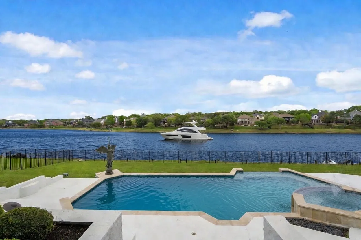 6 bed, 7444 sqft, $12,960 — Photo 2
