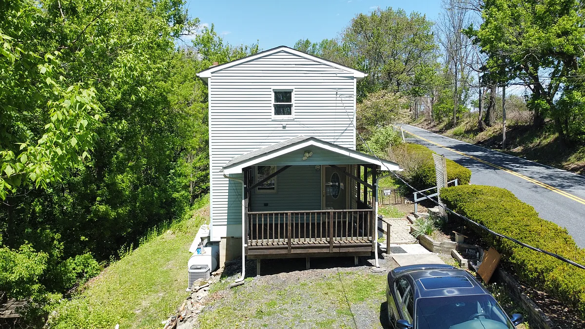 Building Photo - 3350 Valley View Dr