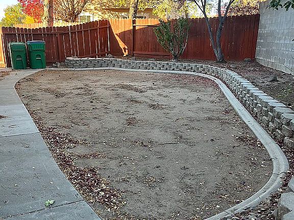 Lg. Side yard/ planter