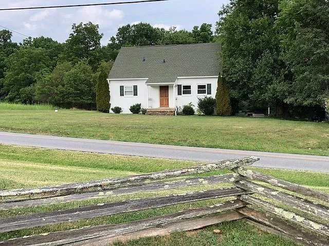 4 bed, 2300 sqft, $2,200 — Photo 4