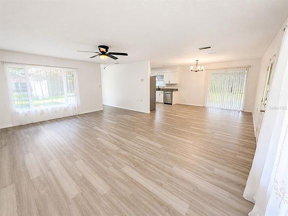 5th image of 21136 SW HONEYSUCKLE STREET