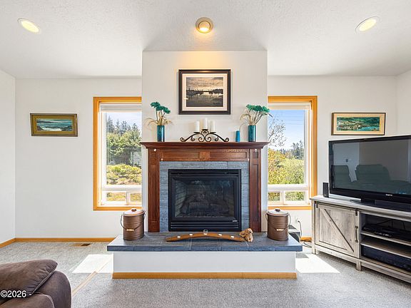 5th image of 1015 NE 7th Dr