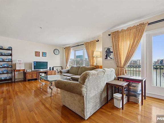 4th image of 249 The Promenade