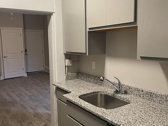 5th image of 107 W Elder St #B