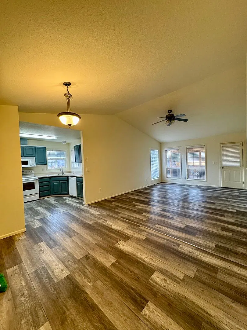 Adorable Home in SW Redmond with Huge Backyard! — Photo 3