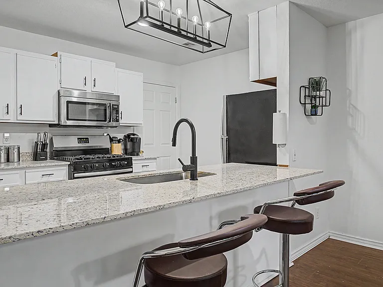 49 Holly Dr #B — Photo 3