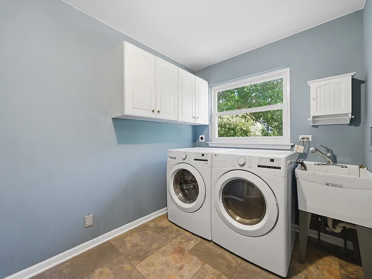 854 Deep Woods Ct — Photo 18